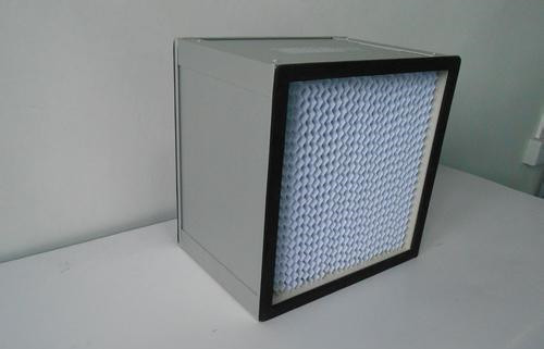新款ULPA高效過濾器的濾芯用超細(xì)玻璃纖維濾料經(jīng)打膠折疊而成，外框可選用夾層木板、鍍鋅銅板、不銹鋼板及鋁合金板，通過聚氨酯膠緊密粘接，具有質(zhì)量輕、透氣量大，集塵率高達(dá)99.95-99.999%，且耐堿，耐高溫。ULPA過濾器用于電子廠、半導(dǎo)體、精密機(jī)械、制藥、醫(yī)院、食品等行業(yè)中對潔凈度要求交高的民用或工業(yè)潔凈廠所的末端過濾，下面由北方濾器為大家講解新款ULPA(超高效)過濾器的特點(diǎn)及參數(shù)